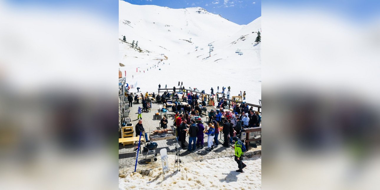 Καλάβρυτα: Πάσχα για πρώτη φορά στο Χιονοδρομικό κέντρο -Ψήσιμο του οβελία σε λευκό τοπίο, δείτε φωτογραφίες