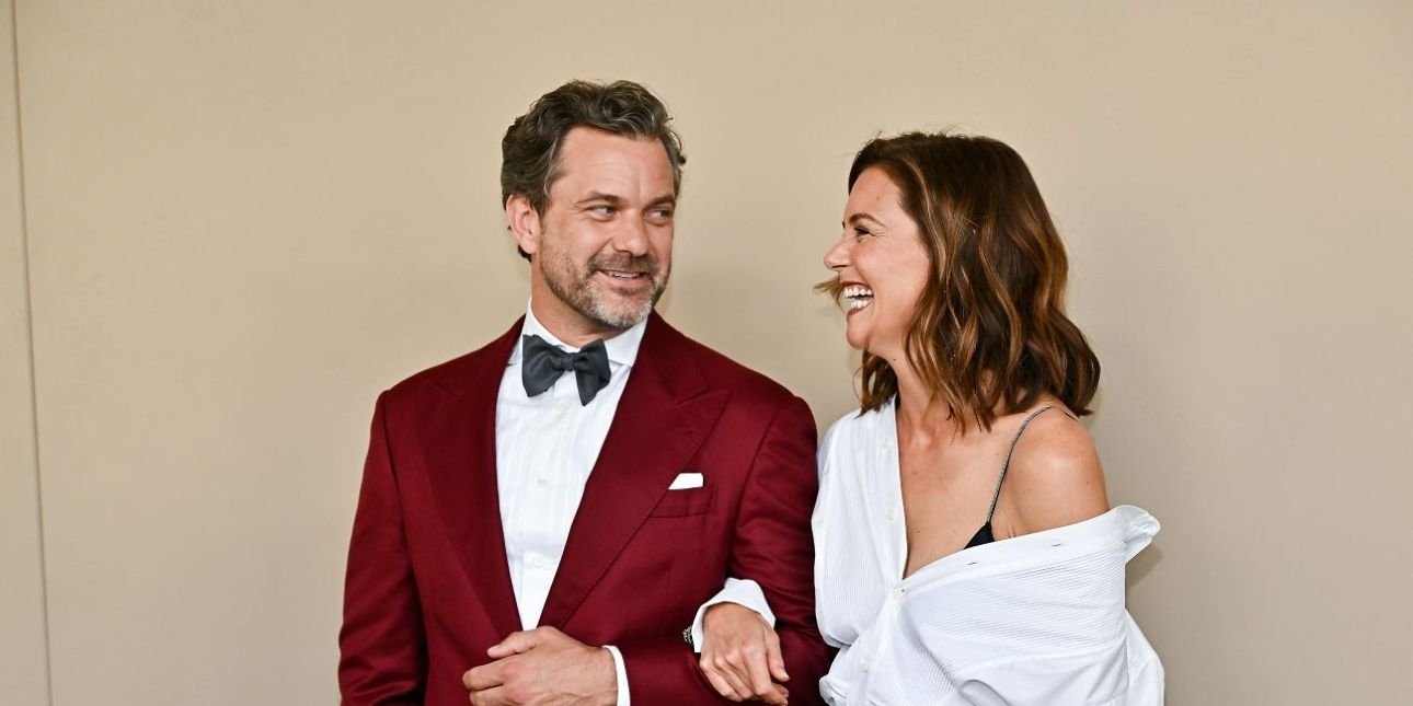 Διακριτικά σέξι και κομψή -Η Κέιτι Χολμς εμπνέεται από το εμβληματικό look της Σάρον Στόουν στα Όσκαρ του '98