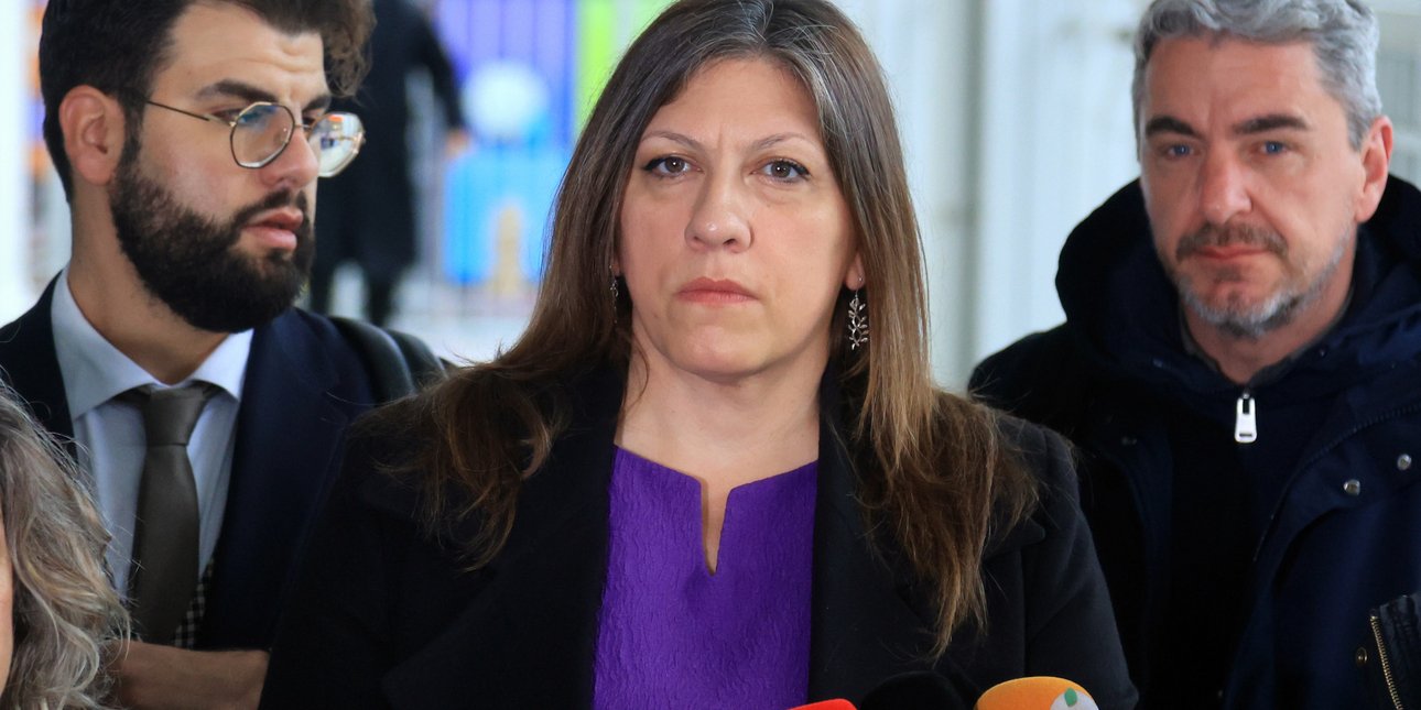 «Δηλώνω αποχή, έχω δεχθεί πολλές προσβολές», λέει η πρόεδρος στη δίκη για τα βίντεο των Τεμπών