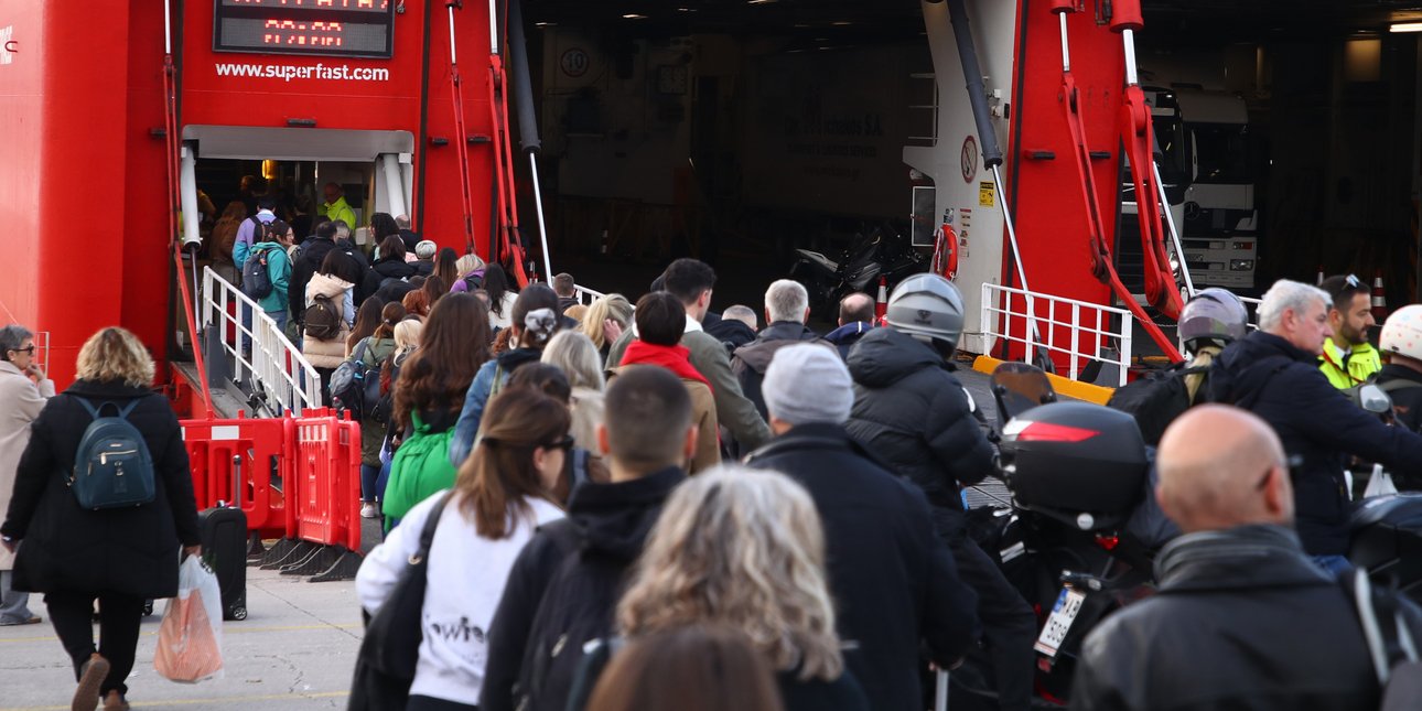 Κορυφώνεται η έξοδος των εκδρομέων για το Πάσχα: Αυξημένη κίνηση στα λιμάνια -20' καθυστερήσεις στην Αττική Οδό