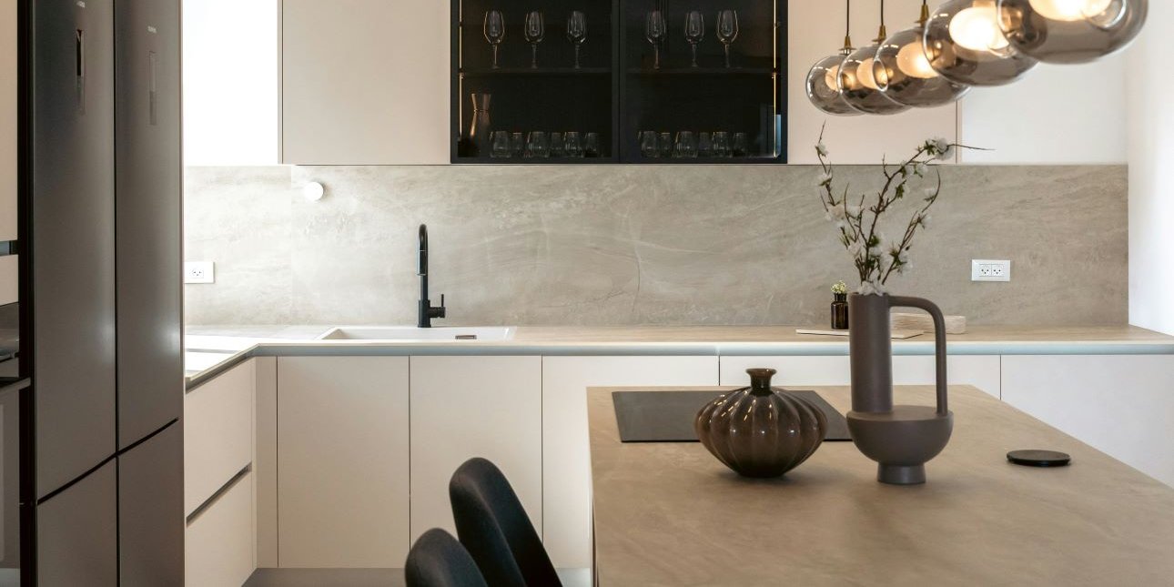 Ανθεκτικός και πρακτικός: Ο πάγκος κουζίνας που βλέπουμε παντού το 2026