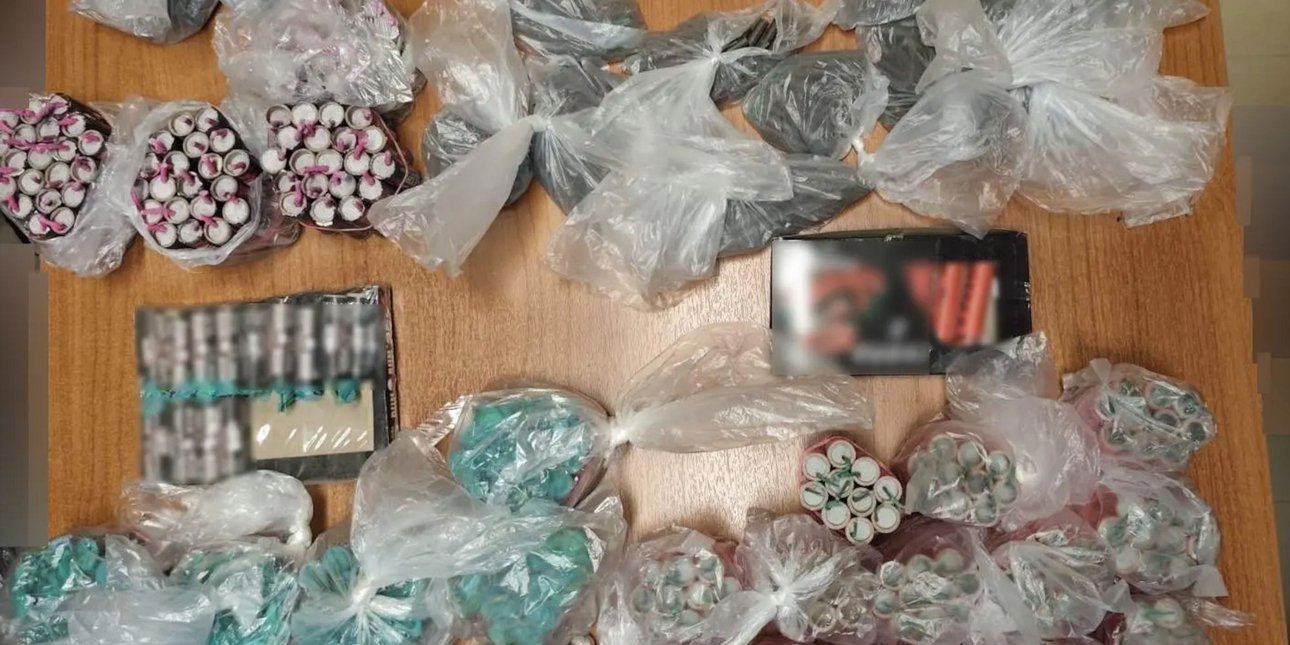 Κατασχέθηκαν 794 κροτίδες στο κέντρο της Αθήνας -Συνελήφθησαν τρεις ανήλικοι για τη διακίνησή τους [εικόνες]