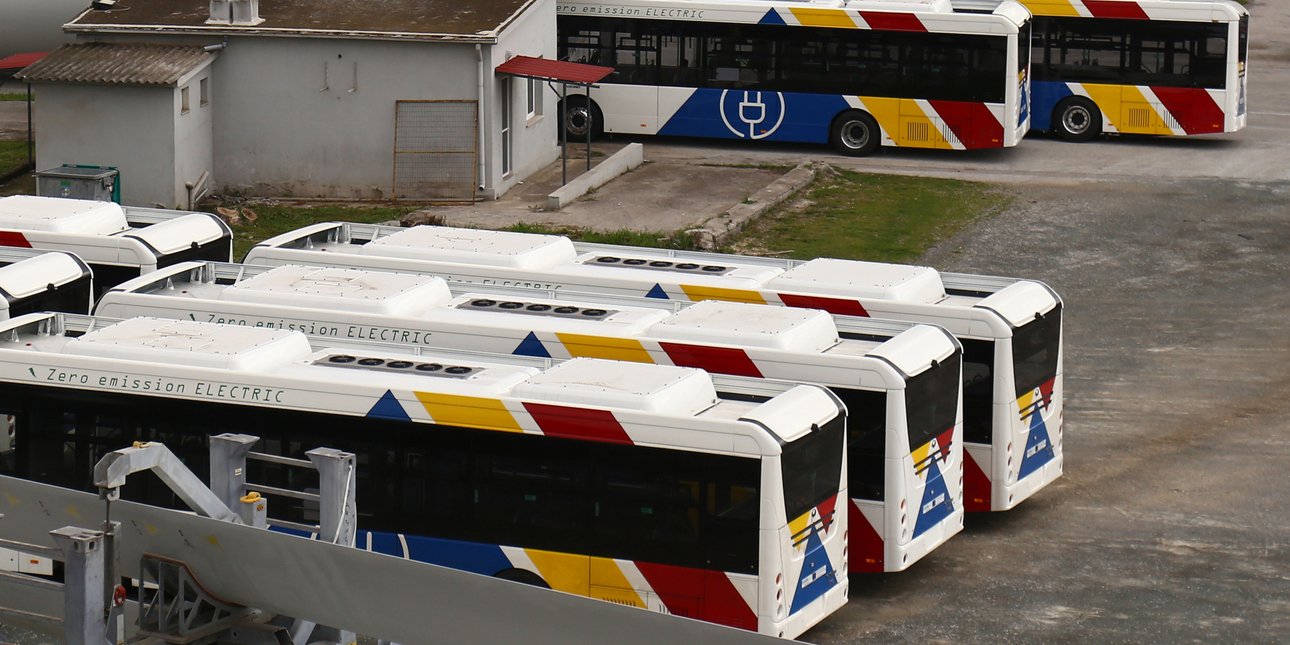 Θεσσαλονίκη: Σύλληψη τριών ατόμων που έσπασαν τζάμια παλιών λεωφορείων του ΟΑΣΘ