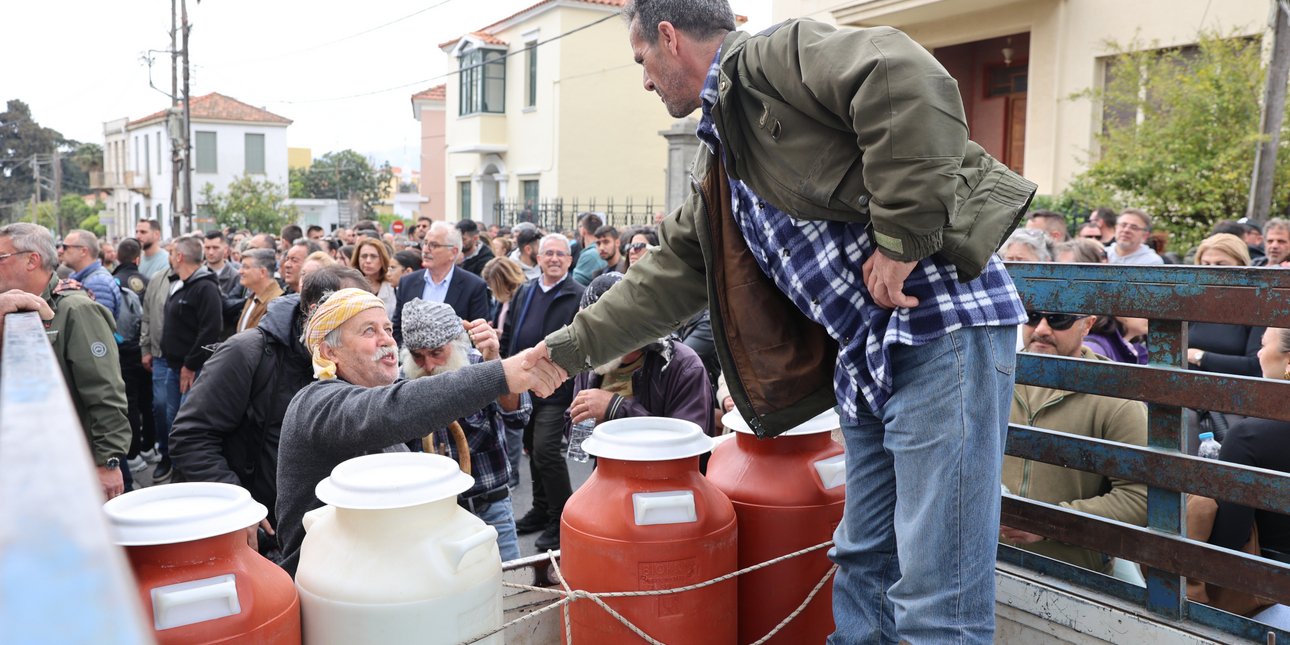 Κλειστά καταστήματα στη Λέσβο λόγω του μπλόκου των κτηνοτρόφων στο λιμάνι - Επ’ αόριστον αποκλεισμός του χωριού Μεσότοπος