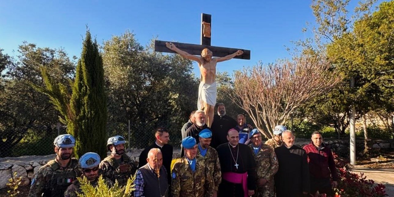 Ιταλοί κυανόκρανοι αντικατέστησαν τον σταυρό στον Λίβανο που κατέστρεψε Ισραηλινός στρατιώτης -«Μπέρδεμα» με ανάρτηση των IDF