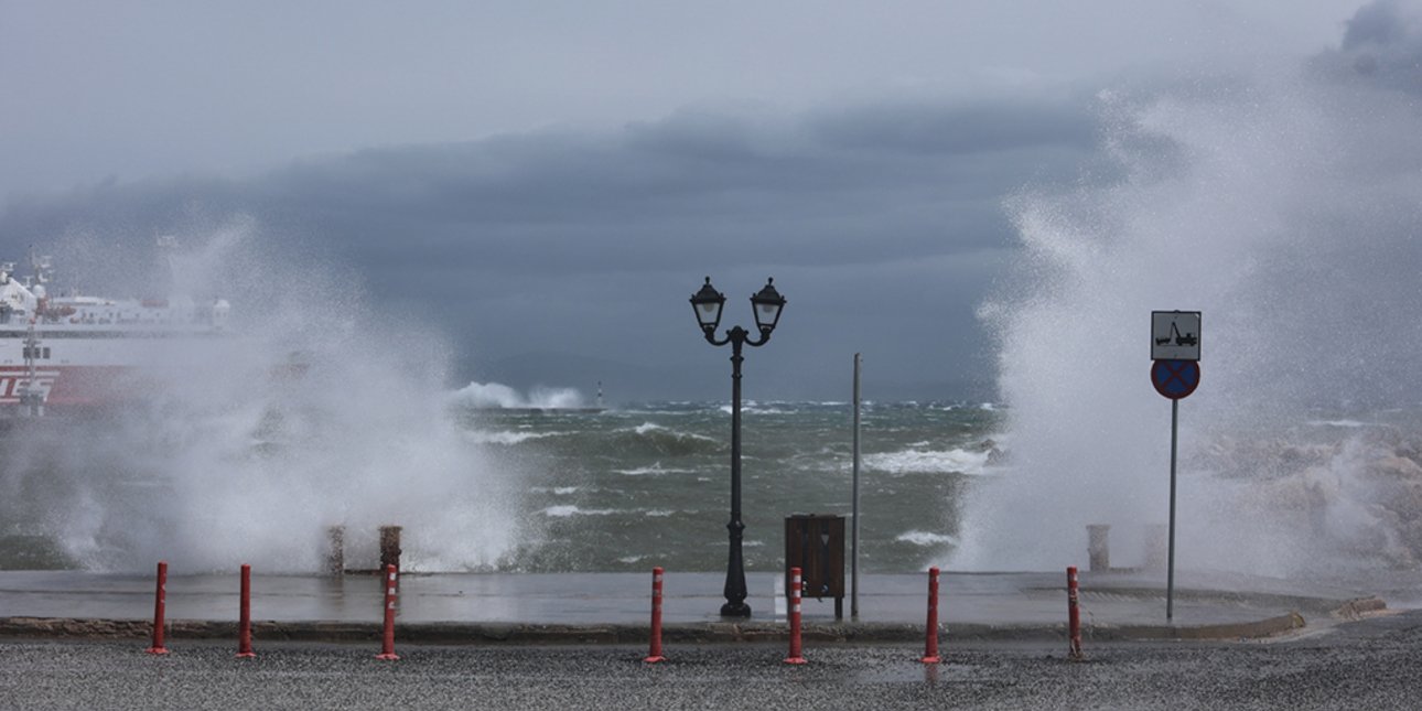 Ρόδος: Προβλήματα στα δρομολόγια πλοίων - αεροπλάνων και πτώσεις δέντρων λόγω κακοκαιρίας -Κλειστά τα σχολεία, μήνυμα 112