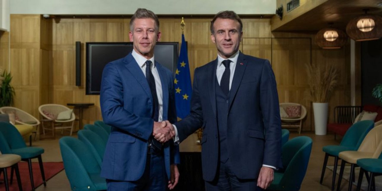 Μακρόν και Μερτς συνεχάρησαν τον Πέτερ Μάγιαρ για τη νίκη του στις βουλευτικές εκλογές της Ουγγαρίας