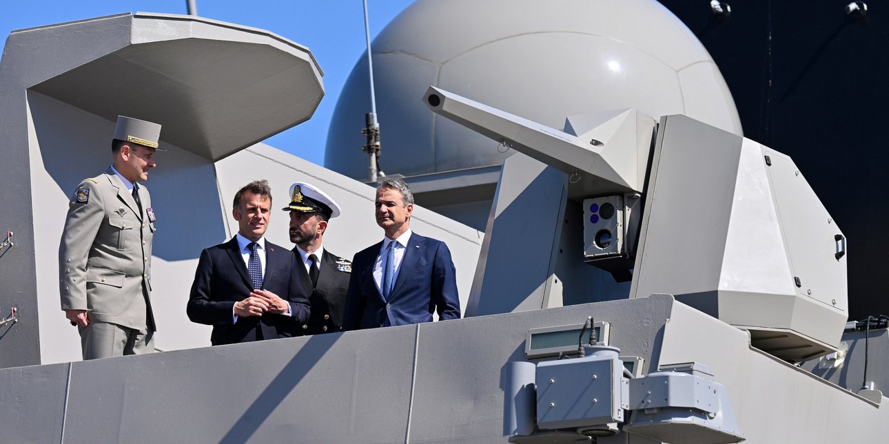 Ο Κυριάκος Μητσοτάκης και ο Εμανουέλ Μακρόν επιθεώρησαν τη φρεγάτα «Κίμων» -Δείτε φωτογραφίες