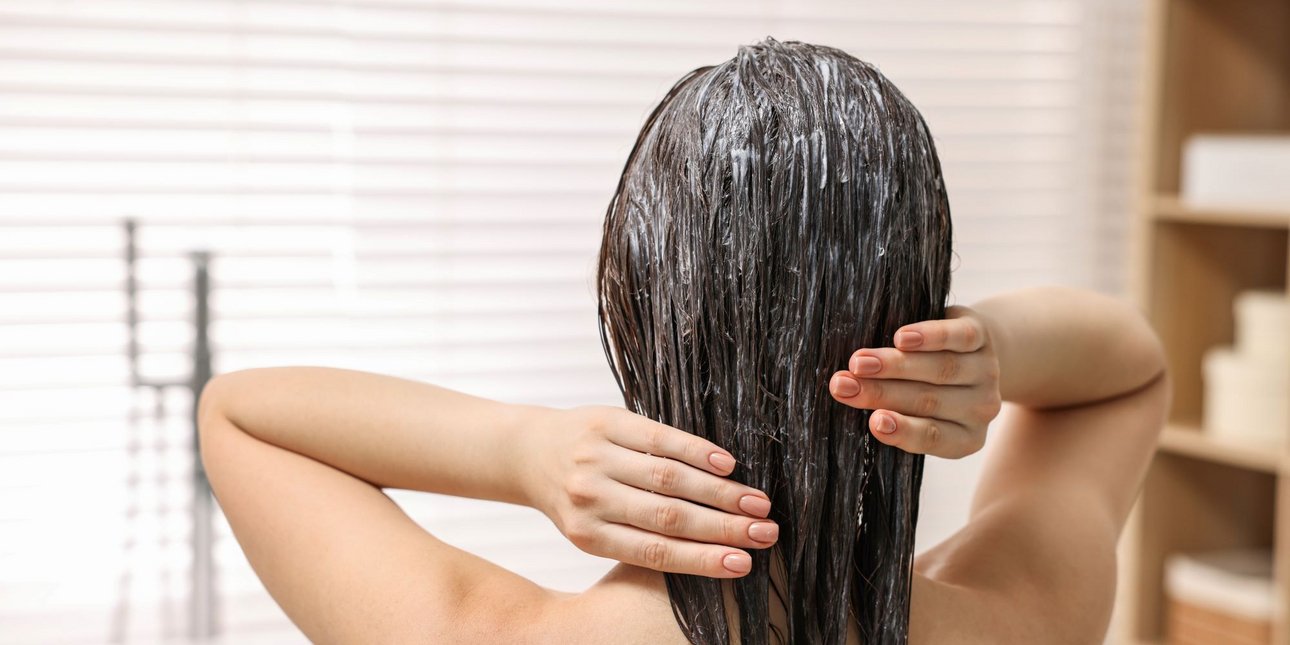 Κομμωτές και ειδικοί: Το conditioner πρέπει να εφαρμόζεται πριν το λούσιμο για καλύτερα αποτελέσματα