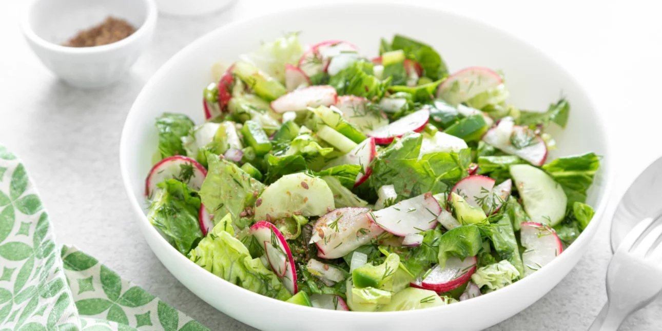 Εύκολη συνταγή: Η πιο δροσερή σαλάτα για το τραπέζι του Πάσχα γίνεται με μαρούλι