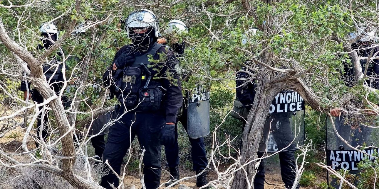 Γαύδος: Παρουσία ΜΑΤ κατεδαφίζονται αυτοσχέδιες καλύβες από τις παραλίες -Αντιδράσεις από συλλογικότητες