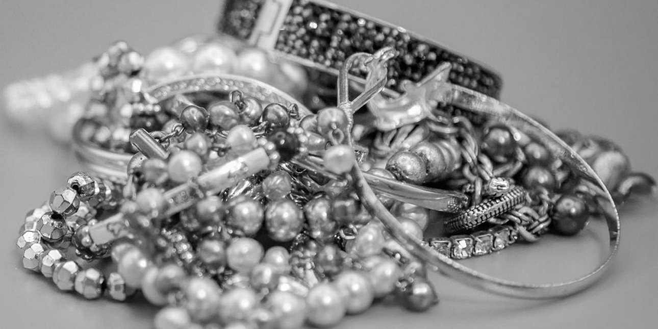 Ξεχάστε τα μπερδεμένα κολιέ με αυτά τα εύκολα tips