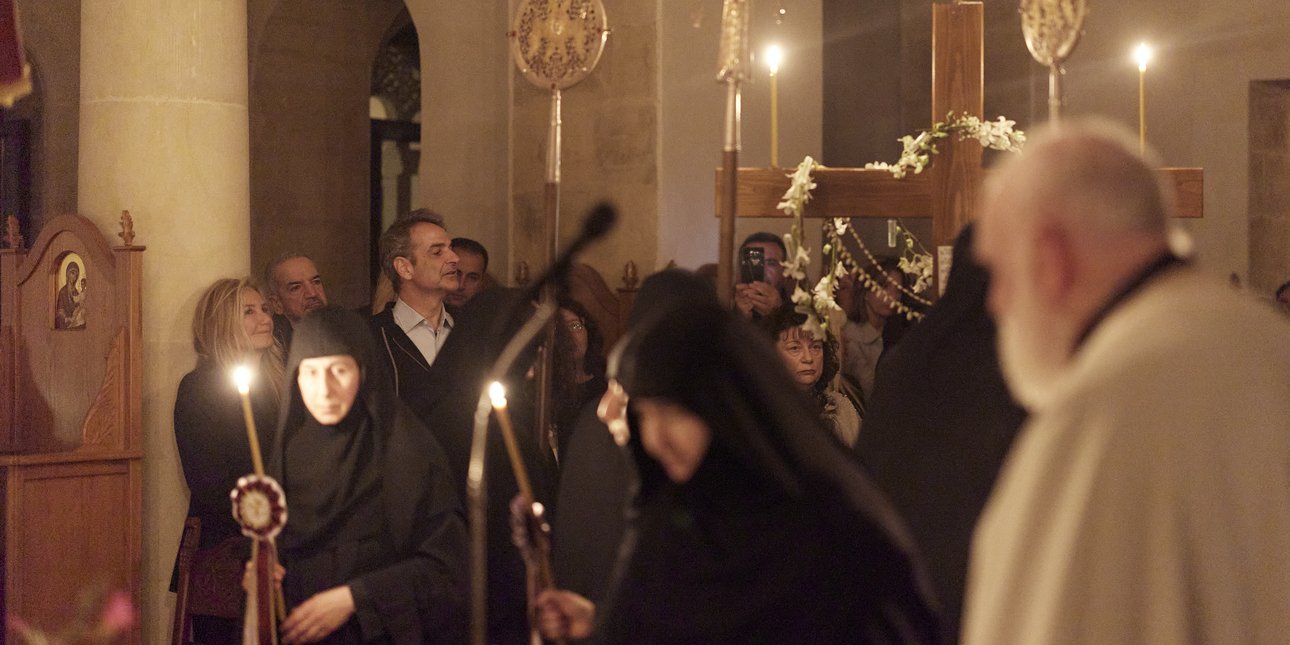 Στην Περιφορά του Επιταφίου στην Ι.Μ. Μεταμορφώσεως του Σωτήρος στα Χανιά ο Κ. Μητσοτάκης μαζί με την Μαρέβα