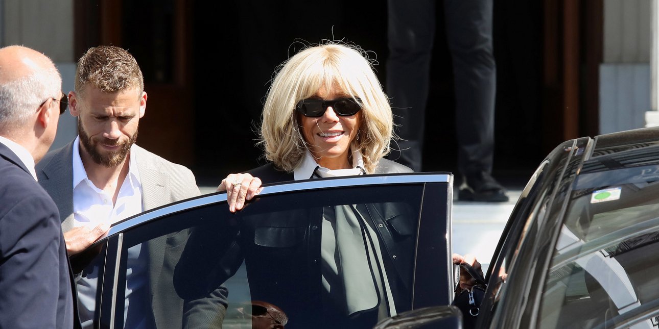 Η Μπριζίτ Μακρόν στην Αθήνα: Χαιρέτισε τους φωτογράφους, βγαίνοντας από το ξενοδοχείο, δείτε εικόνες