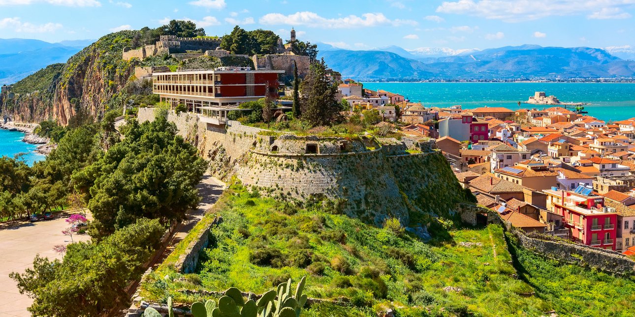 Τι αλλάζει στις ταξιδιωτικές συνήθειες ο πόλεμος στο Ιράν -Οι προβλέψεις για την τουριστική περίοδο στην Ελλάδα