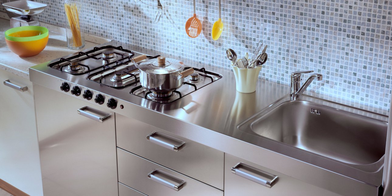 Πώς να καθαρίσεις τον νεροχύτη της κουζίνας και να τον κάνεις να λάμπει