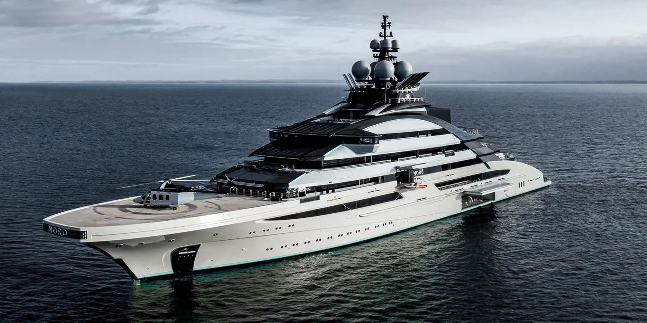 Θηριώδης θαλαμηγός Ρώσου ολιγάρχη πέρασε ανενόχλητη από τα Στενά του Ορμούζ [βίντεο]