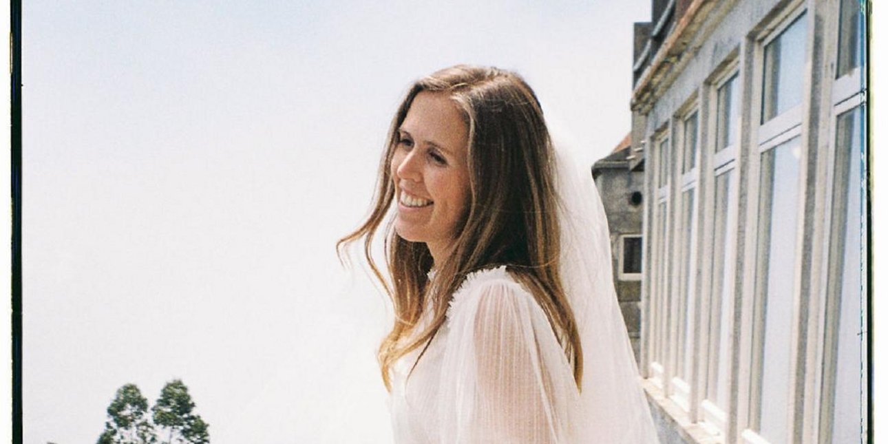 Χαλαρός γάμος στην εξοχή με ντραπέ μπούστο και Mary Janes -Η νύφη που έκανε τη διαφορά