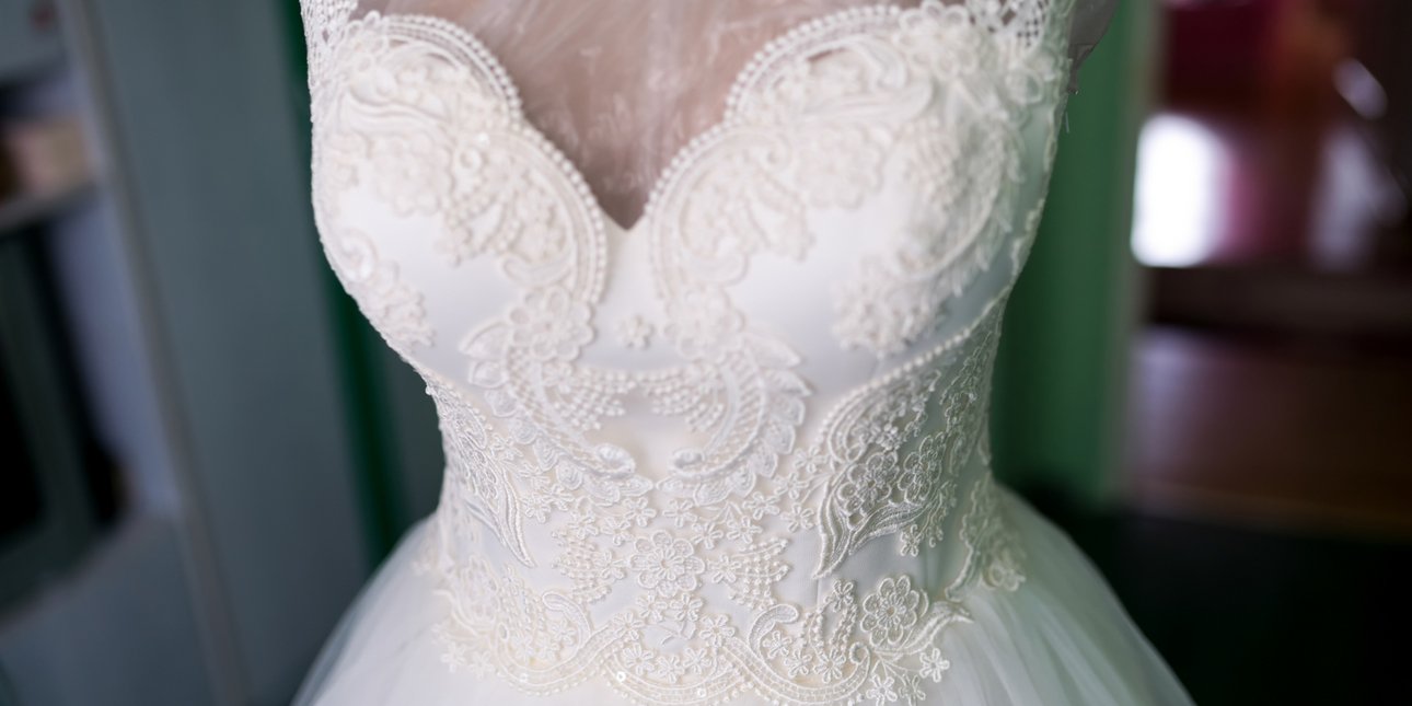 Νύφη παρήγγειλε νυφικό 10.000 δολαρίων και σοκαρίστηκε με το πώς της το παρέδωσαν -Τα βίντεο που έγιναν viral