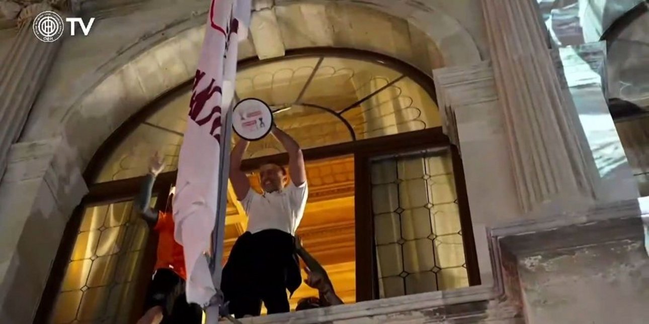 ΟΦΗ: Το Κύπελλο Ελλάδας στο Δημαρχείο - Η αποθέωση στον Κόντη την στιγμή που σήκωσε την κούπα στον αέρα [βίντεο]