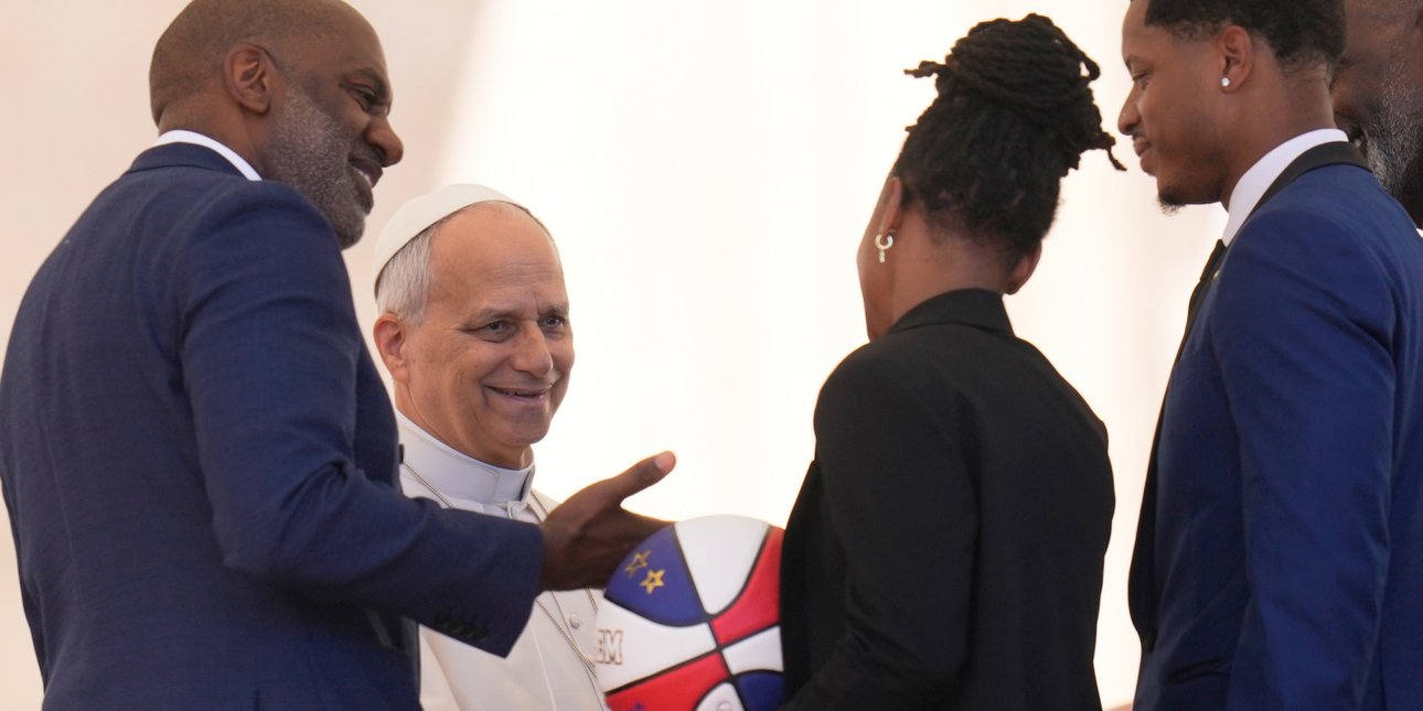 Ο πάπας Λέων XIV συμμετείχε σε χαλαρή επίδειξη μπασκετικού τρικ μαζί με τους Harlem Globetrotters [βίντεο]