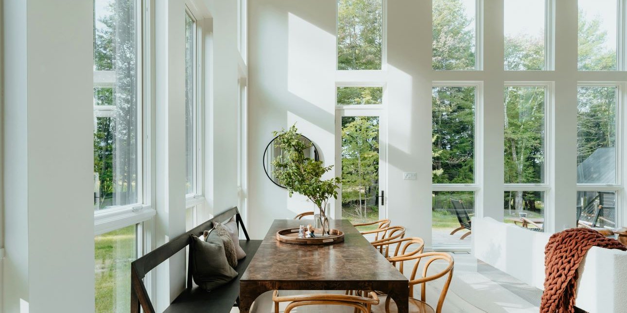 Η κομψή τάση που αντικαθιστά τα στόρια και μεταμορφώνει το σπίτι την άνοιξη