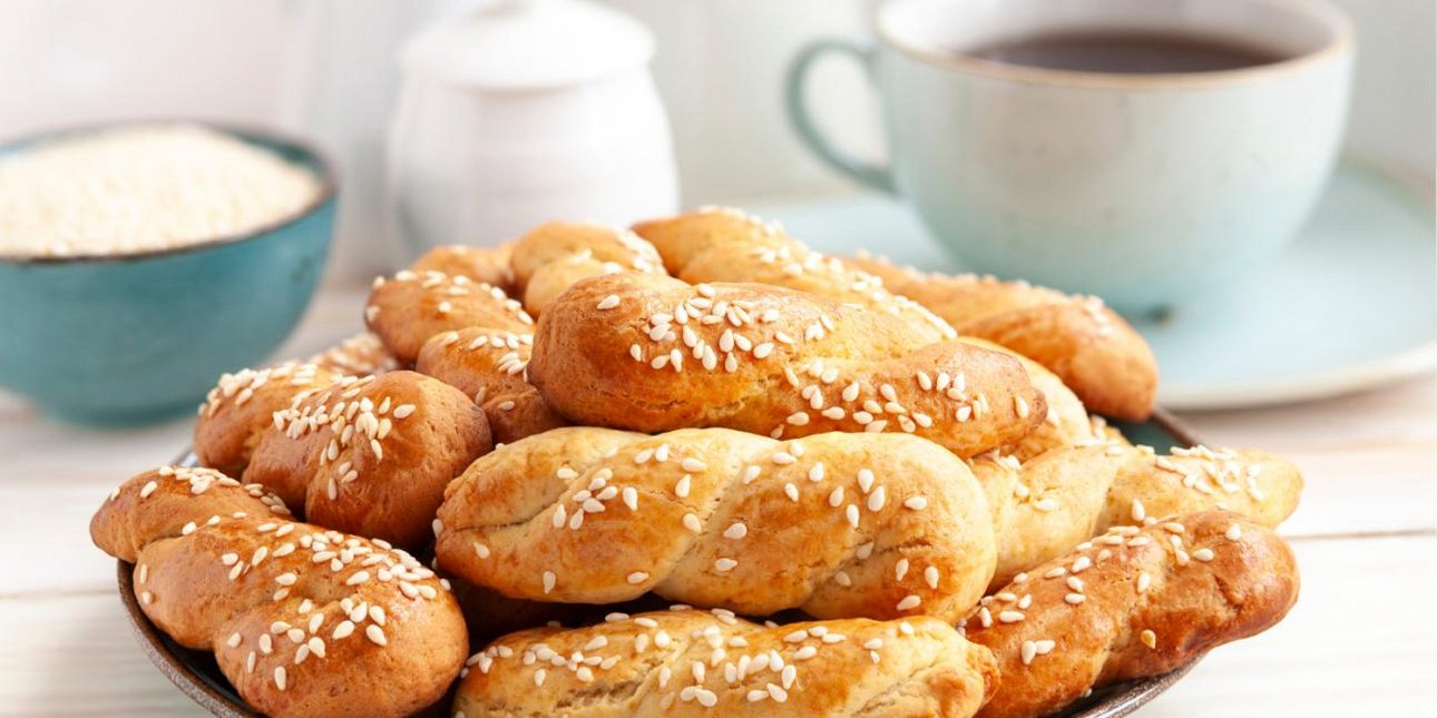 Τι πρέπει να κάνεις αν η ζύμη για τα πασχαλινά κουλουράκια τρίβεται - Τα tips από ζαχαροπλάστες