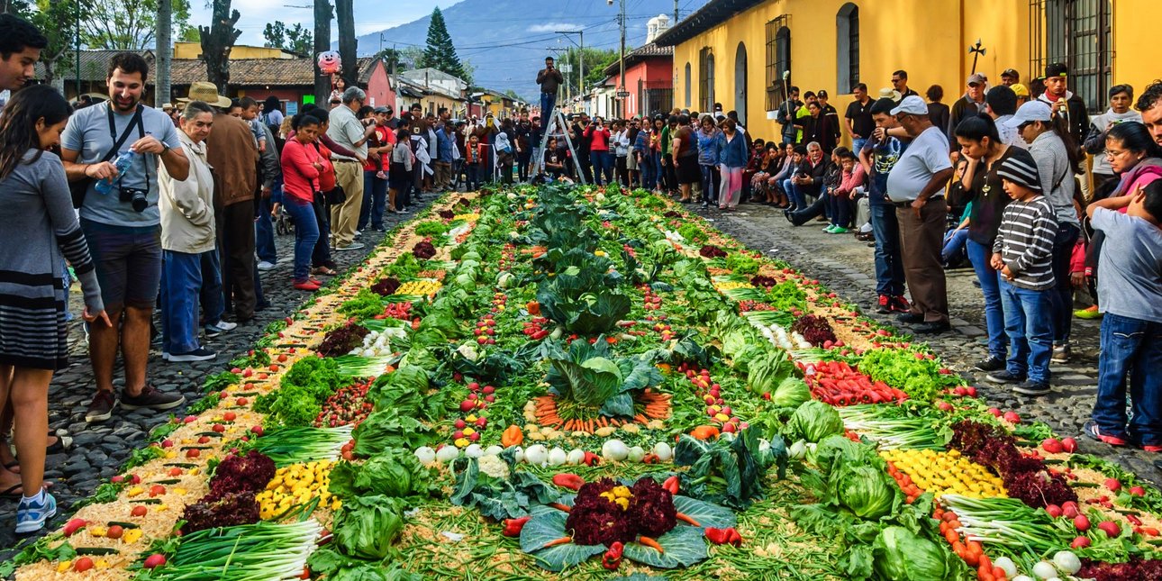Πάσχα στον κόσμο: Από τα σοκολατένια αυγά της Ευρώπης μέχρι τα πολύχρωμα φεστιβάλ της Λατινικής Αμερικής