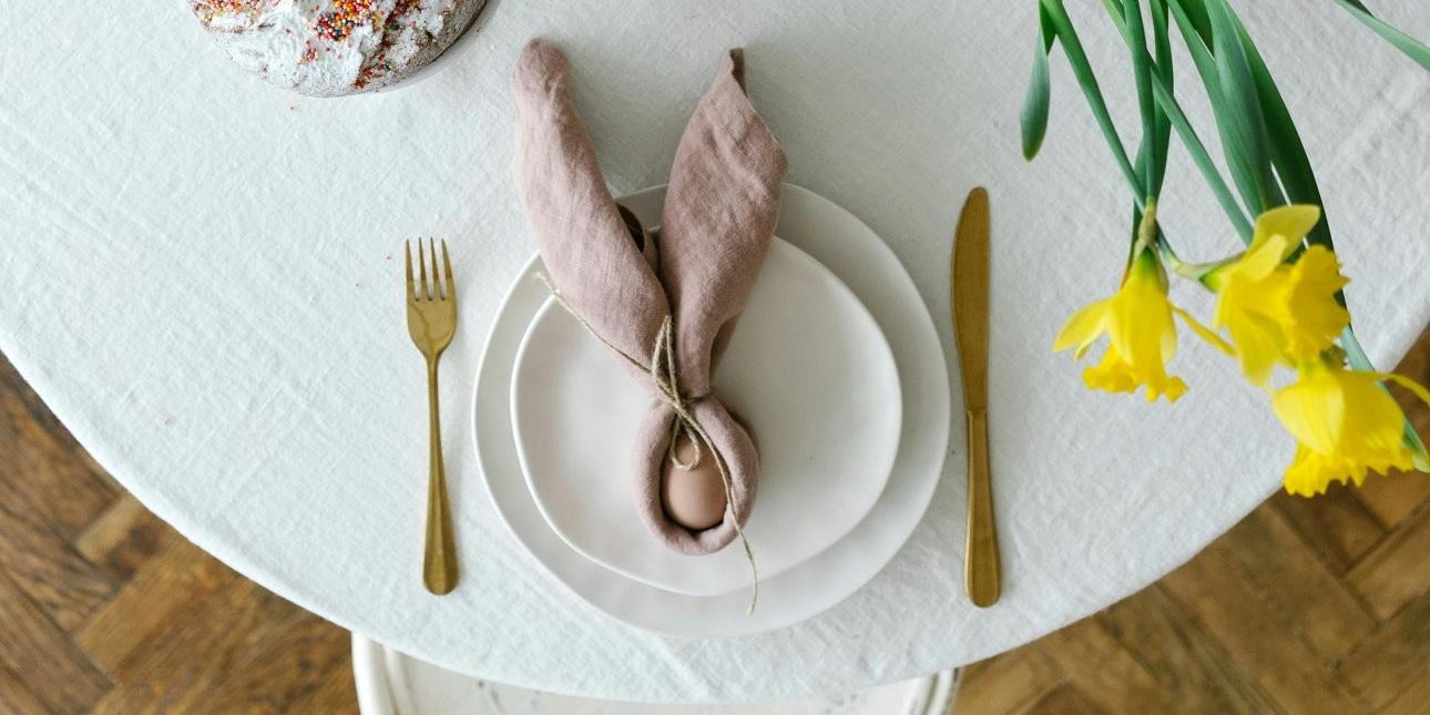 Πασχαλινό τραπέζι με στιλ: Το εύκολο κόλπο με τις χαρτοπετσέτες που θα εντυπωσιάσει τους καλεσμένους σας