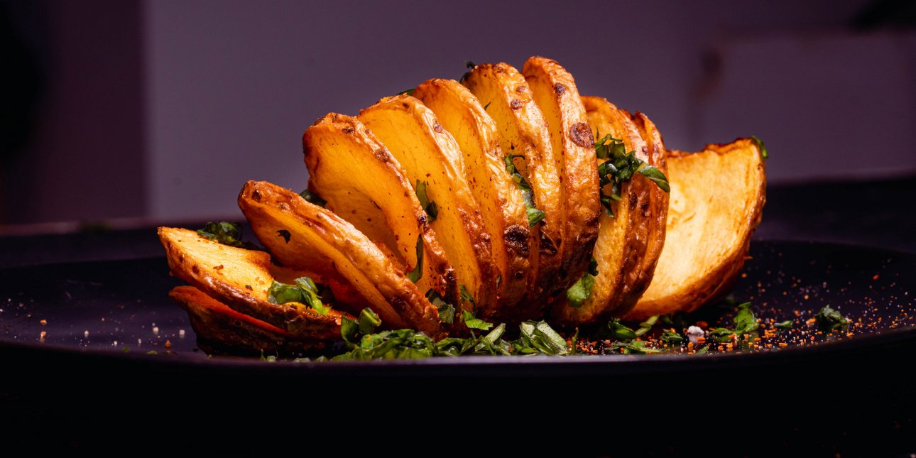 «Δεν ψήνω ποτέ πια πατάτες με ελαιόλαδο ή βούτυρο -Τι χρησιμοποιώ για να τις κάνω τέλειες και τραγανές»