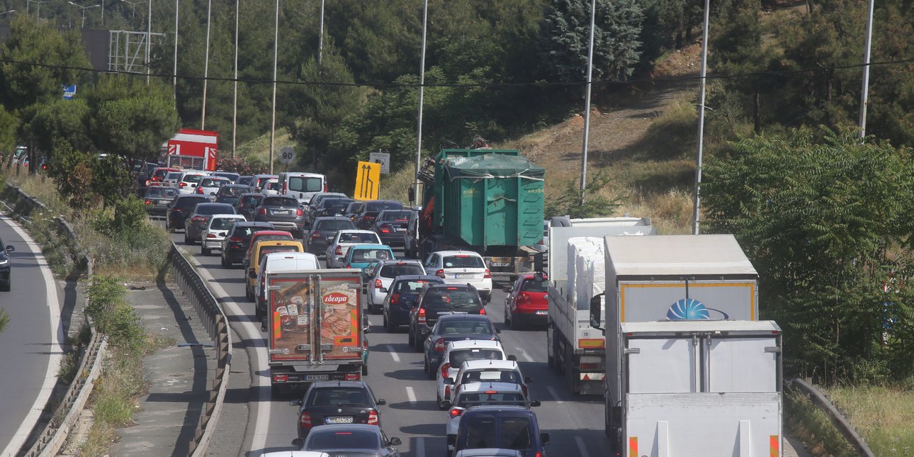Θεσσαλονίκη: Στις φλόγες φορτηγό στην Εγνατία Οδό -Καθυστερήσεις στην κυκλοφορία