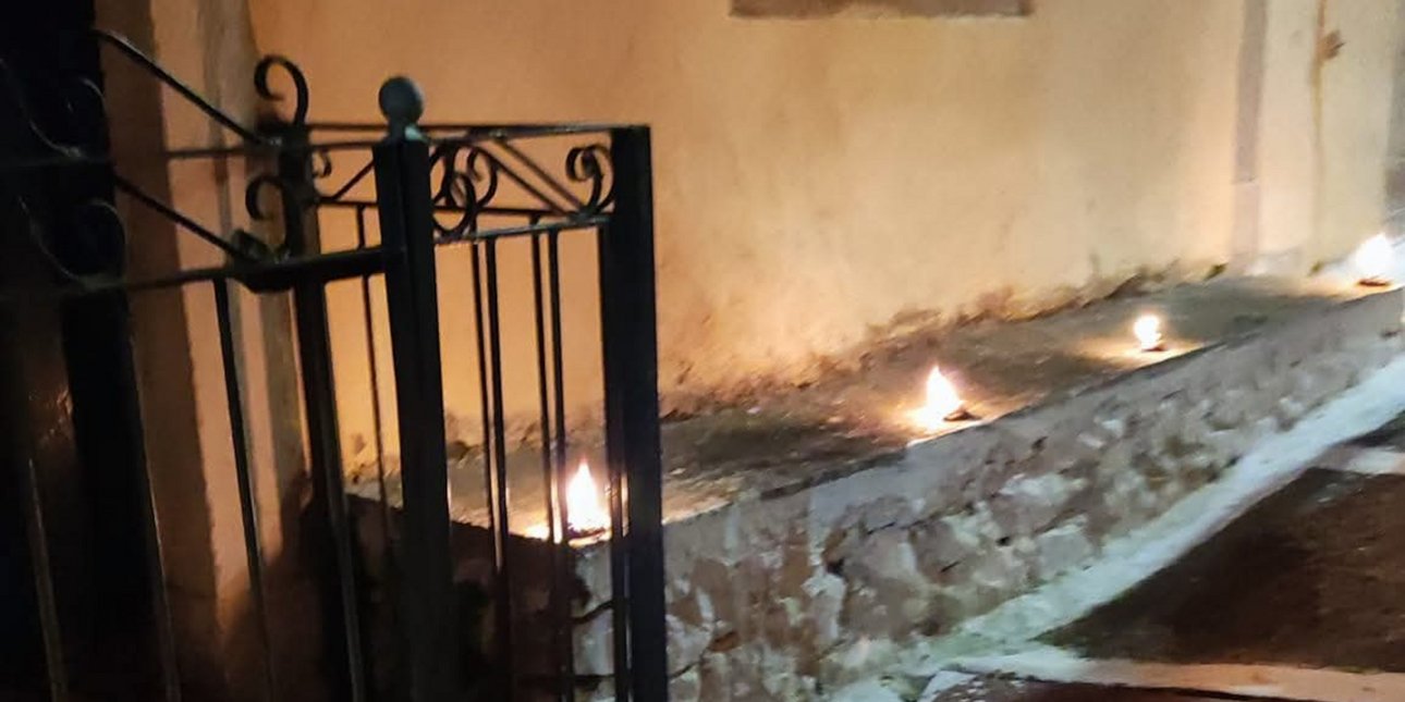 Πάσχα στην Κέρκυρα: Το άγνωστο έθιμο του ανάμματος των σαλιγκαριών με τους μπομπόλους [εικόνες]