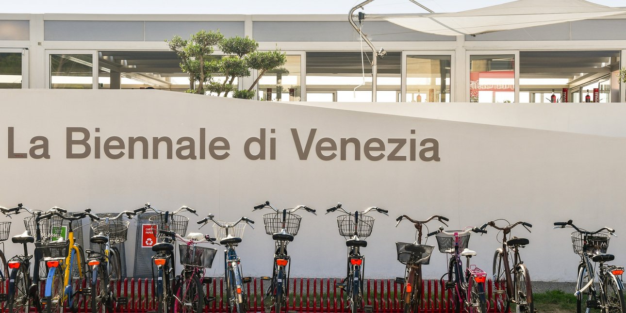 Η Μπιενάλε της Βενετίας δεν θα βραβεύσει καλλιτέχνες από χώρες που κατηγορούνται για εγκλήματα πολέμου