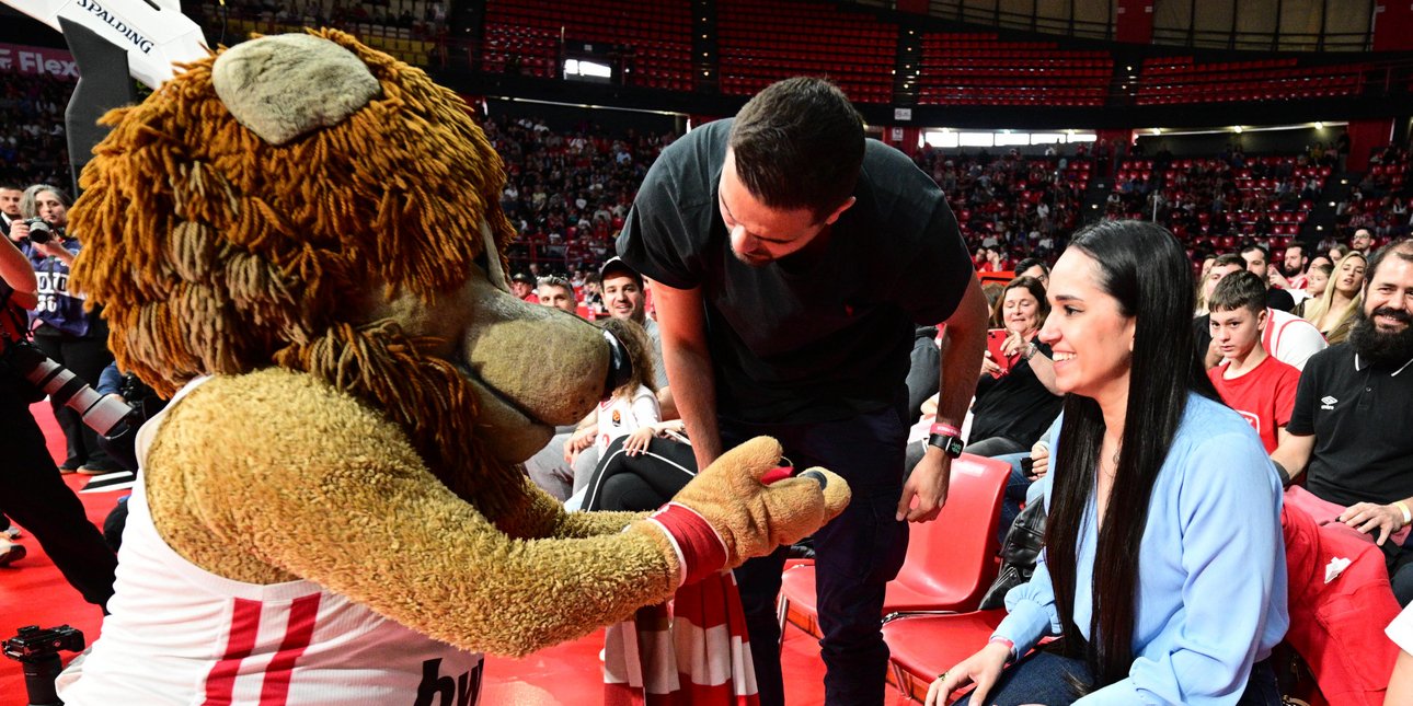 Έκπληξη στο ΣΕΦ: Φίλαθλος έκανε πρόταση γάμου στη σύντροφό του στον αγώνα Ολυμπιακός- Άρης [βίντεο]