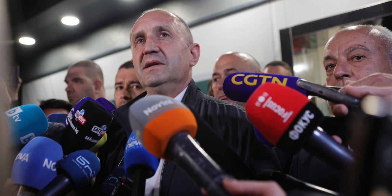 Βουλγαρία: Κέρδισε με αυτοδυναμία ο φιλορώσος Ρούμεν Ράντεφ στις βουλευτικές εκλογές