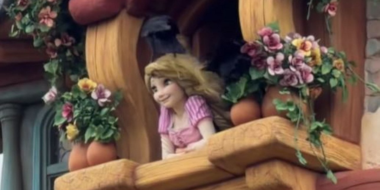 Απίστευτο βίντεο από πάρκο της Disney -Κοράκια επιτέθηκαν σε ρομπότ Ραπουνζέλ και το... ξεμάλλιασαν