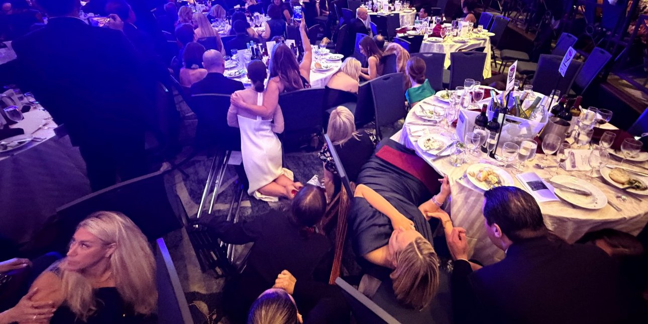 Συγκλονιστική περιγραφή δημοσιογράφου για το χάος στο δείπνο με Τραμπ και το πόσο εύκολα δείχνοντας το εισιτήριο έμπαινε κανείς μέσα