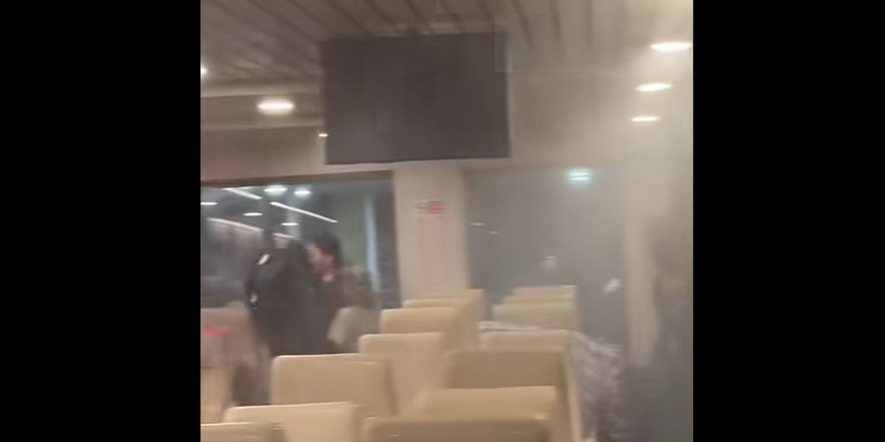 Σκηνές πανικού στο πλοίο «Νήσος Σάμος»: Επιβάτες άναψαν τσιγάρο και ενεργοποιήθηκε το σύστημα πυρόσβεσης [βίντεο]
