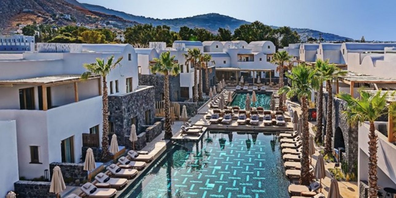 Ποιοι είναι οι Γάλλοι που αγόρασαν το ξενοδοχείο του Φάις στη Σαντορίνη