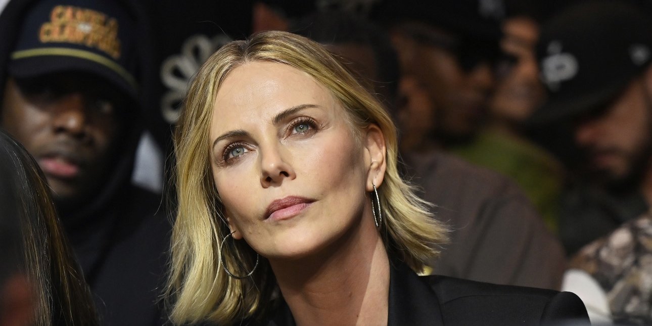 Η Σαρλίζ Θερόν περιγράφει τη νύχτα που η μητέρα της σκότωσε τον πατέρα της σε αυτοάμυνα