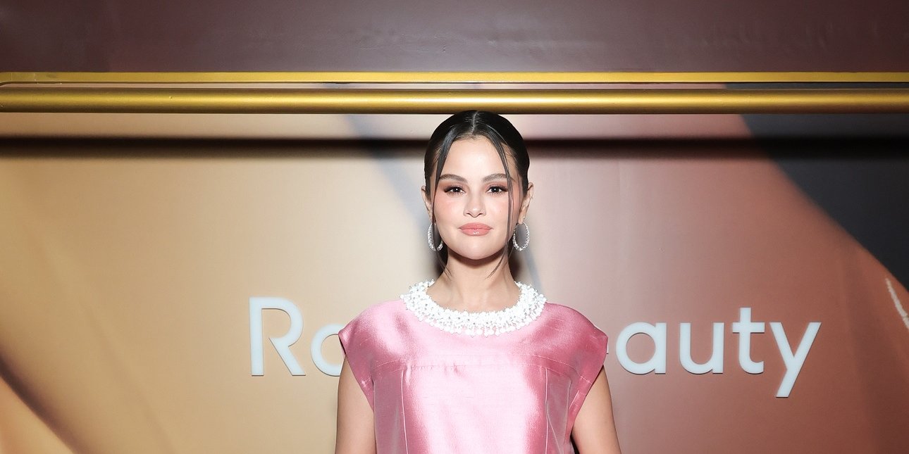 Η Σελένα Γκόμεζ με ροζ μίνι φόρεμα στο glam λανσάρισμα της σειράς καλλυντικών της