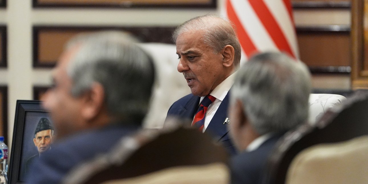 «Εγκάρδια» η επικοινωνία του Σαρίφ με τον Ιρανό πρόεδρο αλλά καμία αναφορά σε συνομιλίες με τις ΗΠΑ