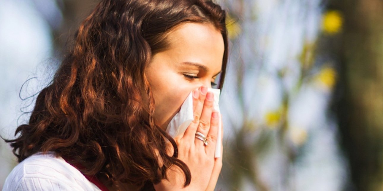 Ποιοι υποφέρουν περισσότερο από αλλεργίες την άνοιξη - Τι δείχνει η επιστήμη για τη διαφορά ανδρών και γυναικών