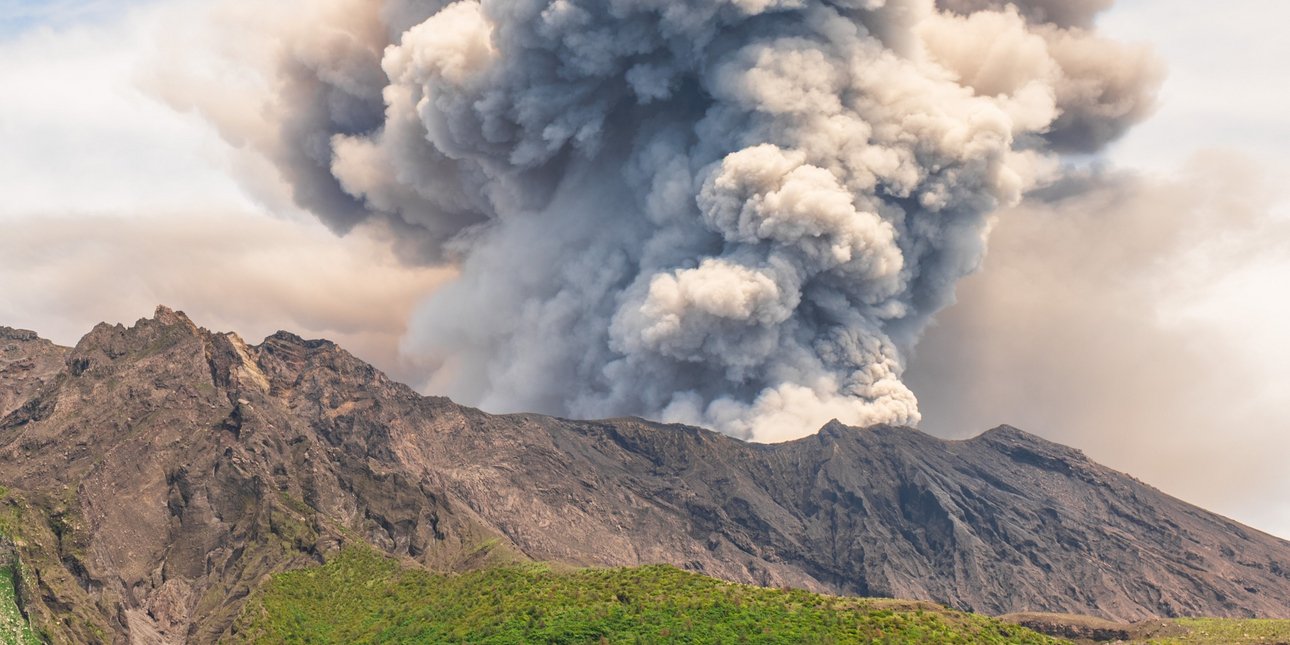 Εντυπωσιακά πλάνα από την έκρηξη ηφαίστειου στην Ιαπωνία -Εκτοξεύτηκε τέφρα σε ύψος 3.500 μέτρων