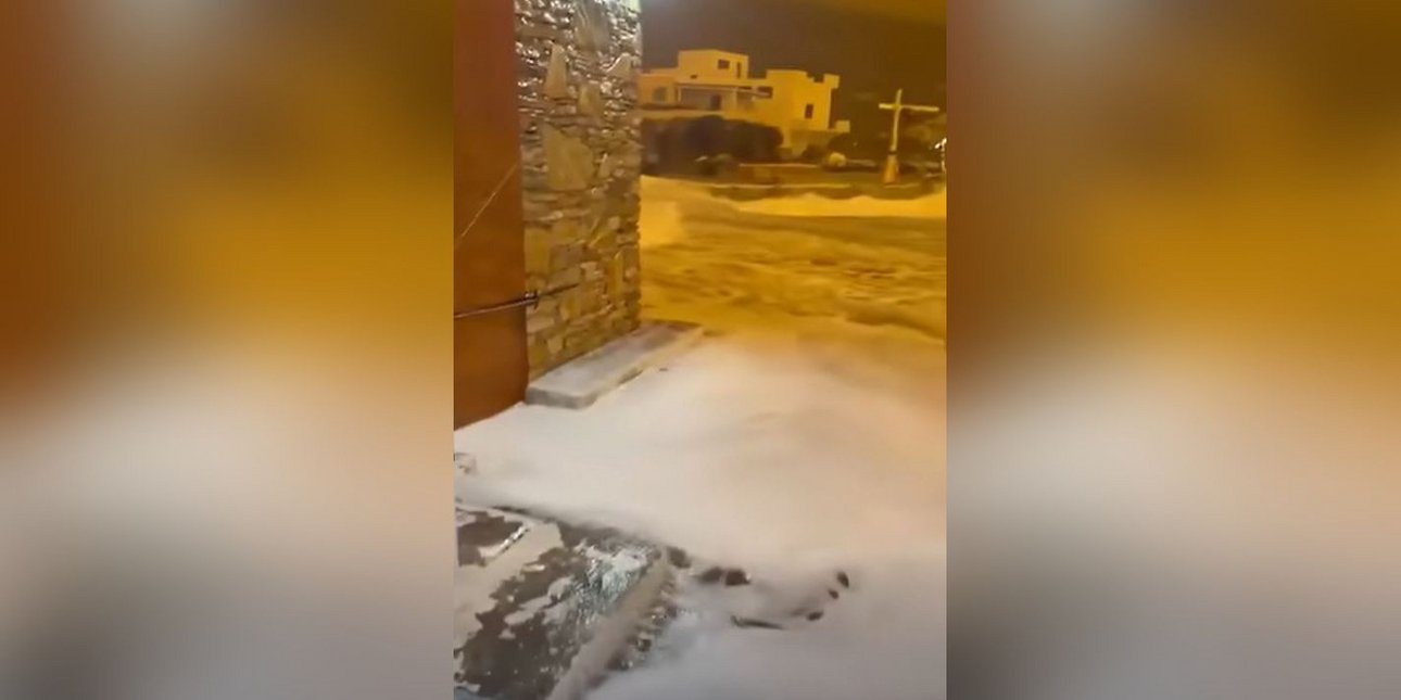 Κακοκαιρία στη Σίκινο: Νερά από το λιμάνι πλημμυρίζουν τους δρόμους [βίντεο]