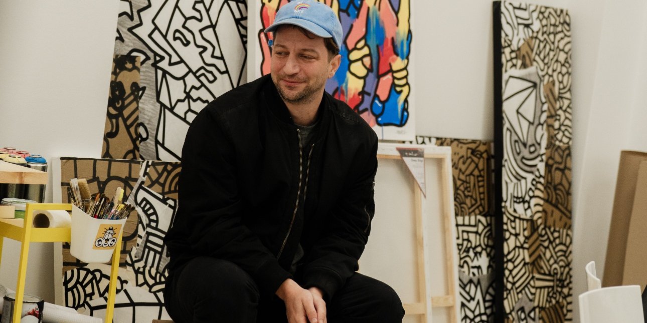 Soteur: Ποιος είναι ο εικαστικός που γεμίζει την Αθήνα με ζωηρά χρώματα