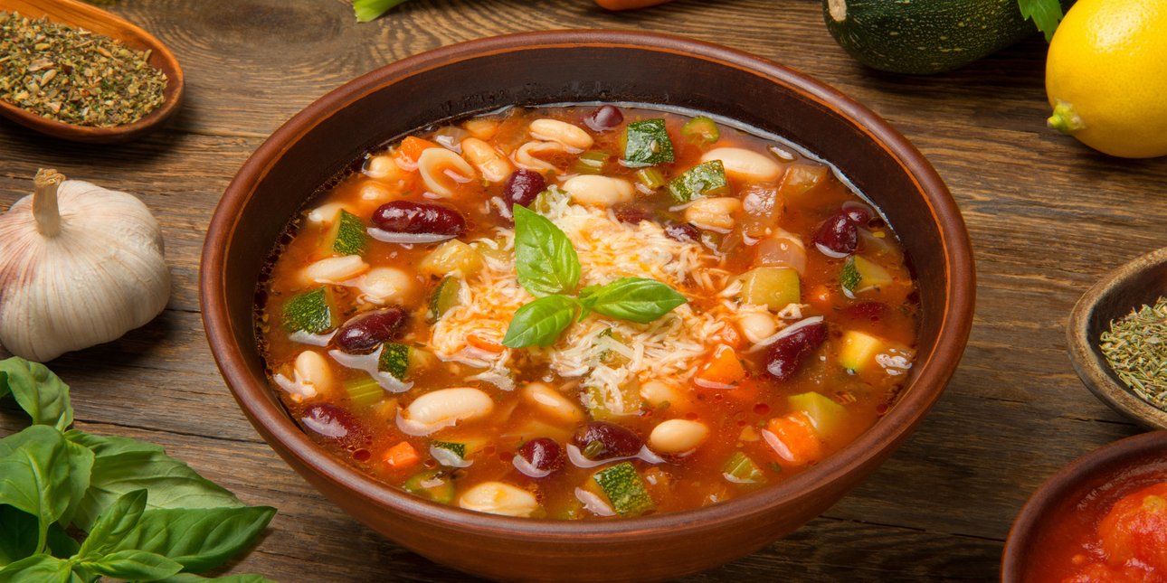 Πώς να ετοιμάσετε τη «σούπα της μακροζωίας»: Συνταγή από μια ιταλική οικογένεια με συνολική ηλικία 800 ετών