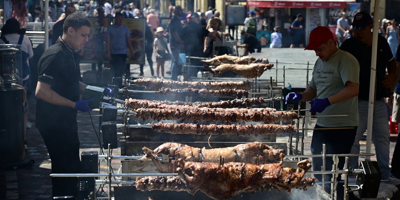 Στήθηκαν οι σούβλες με αρνιά και κοκορέτσια στο Μοναστηράκι -Βγάζουν φωτογραφίες οι τουρίστες [βίντεο]