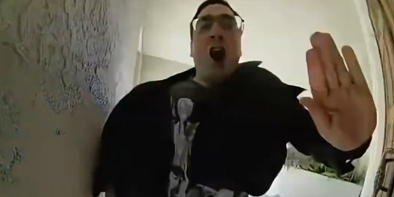 Τρόμος για οικογένεια: 30χρονος εισβολέας χτυπούσε μανιασμένα την πόρτα -Κατάφερε να μπει στο σπίτι [βίντεο-σοκ]