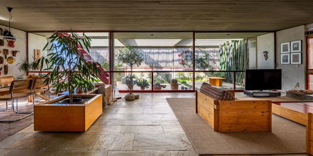 Ηλιούπολη: Το σπίτι που ενώνει αρμονικά τον εσωτερικό με τον εξωτερικό χώρο, με φυσικά υλικά